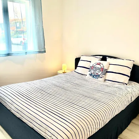 With A Quiet Garden And Parking - 6 Guests شقة *