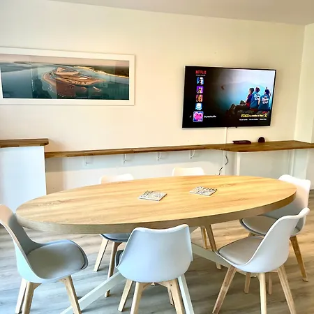 With A Quiet Garden And Parking - 6 Guests لا تاسْتْ دو بوك