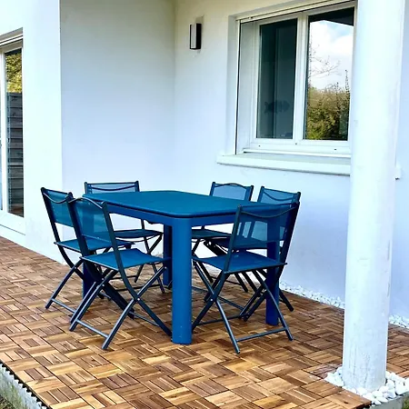 With A Quiet Garden And Parking - 6 Guests شقة *