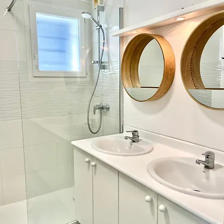 With A Quiet Garden And Parking - 6 Guests *